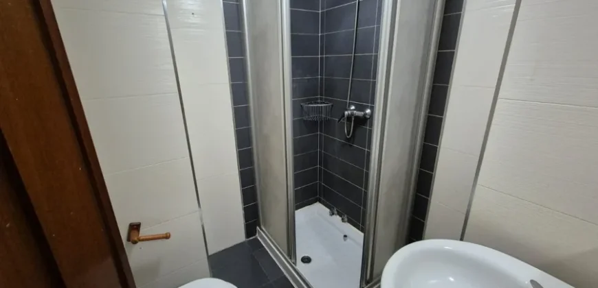 Piso céntrico de tres habitaciones y dos baños con garaje