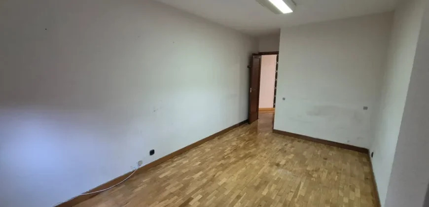 Piso céntrico de tres habitaciones y dos baños con garaje