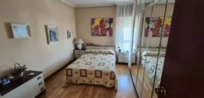 Piso de tres habitaciones dos baños y plaza de garaje
