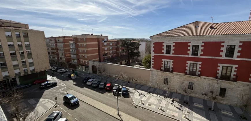 Piso céntrico de cuatro habitaciones