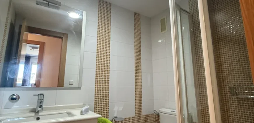 Piso reformado de tres habitaciones y dos baños con garaje