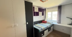 Piso reformado de tres habitaciones y dos baños con garaje