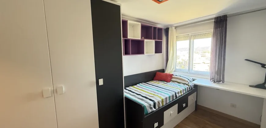 Piso reformado de tres habitaciones y dos baños con garaje