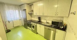 Piso reformado de tres habitaciones y dos baños con garaje