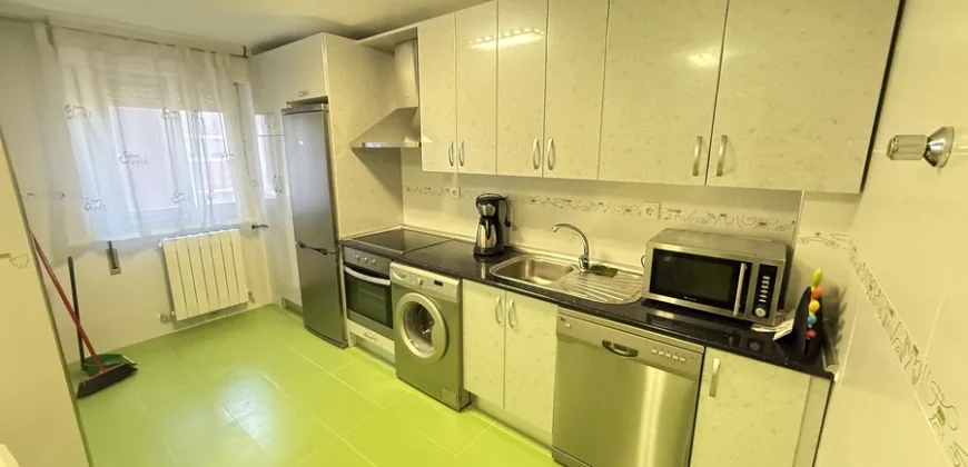 Piso reformado de tres habitaciones y dos baños con garaje