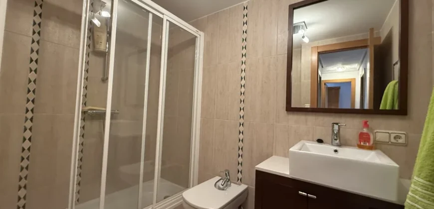 Piso reformado de tres habitaciones y dos baños con garaje