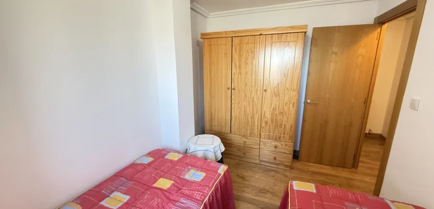 Piso reformado de tres habitaciones y dos baños con garaje