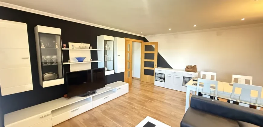 Piso reformado de tres habitaciones y dos baños con garaje