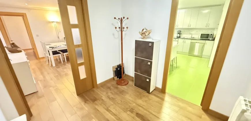 Piso reformado de tres habitaciones y dos baños con garaje