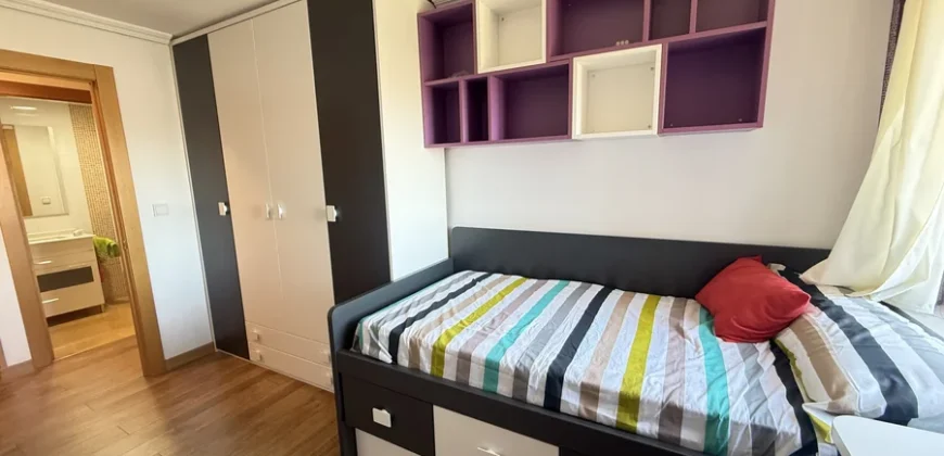 Piso reformado de tres habitaciones y dos baños con garaje