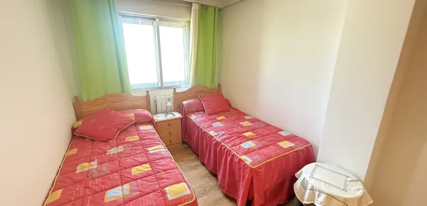 Piso reformado de tres habitaciones y dos baños con garaje