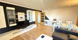 Piso reformado de tres habitaciones y dos baños con garaje