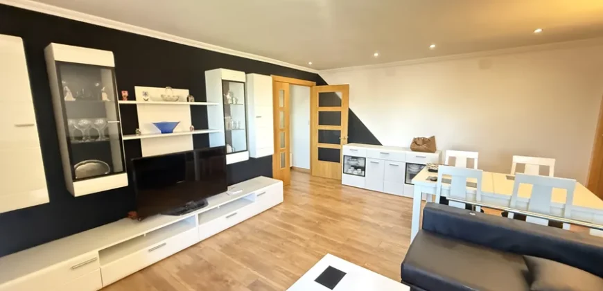 Piso reformado de tres habitaciones y dos baños con garaje