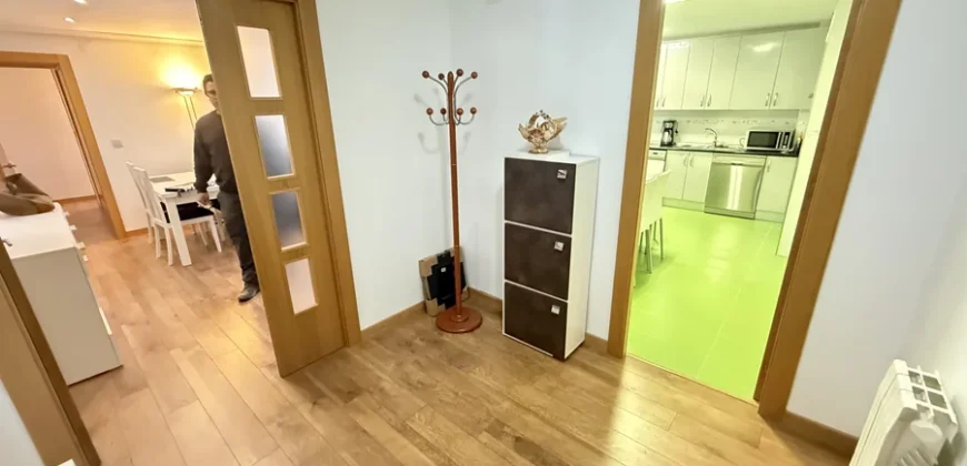 Piso reformado de tres habitaciones y dos baños con garaje