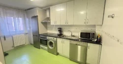 Piso reformado de tres habitaciones y dos baños con garaje