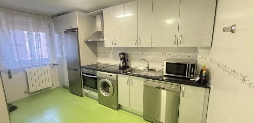 Piso reformado de tres habitaciones y dos baños con garaje