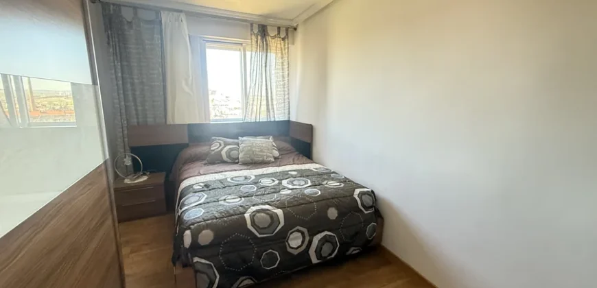 Piso reformado de tres habitaciones y dos baños con garaje