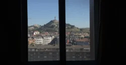 Piso reformado de tres habitaciones y dos baños con garaje