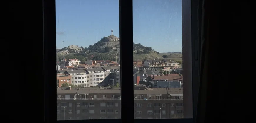 Piso reformado de tres habitaciones y dos baños con garaje