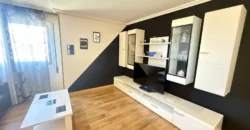 Piso reformado de tres habitaciones y dos baños con garaje