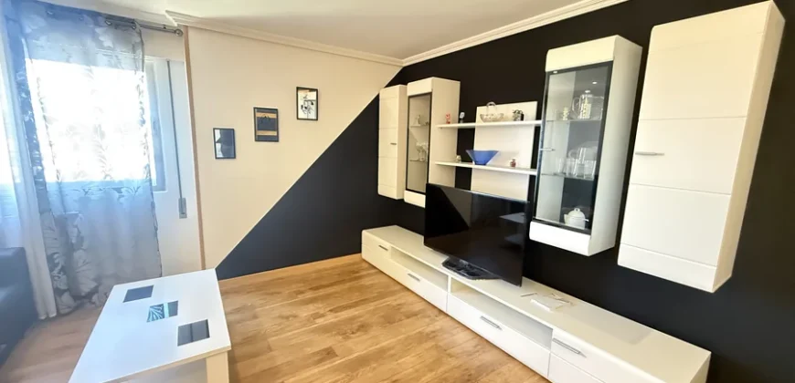 Piso reformado de tres habitaciones y dos baños con garaje