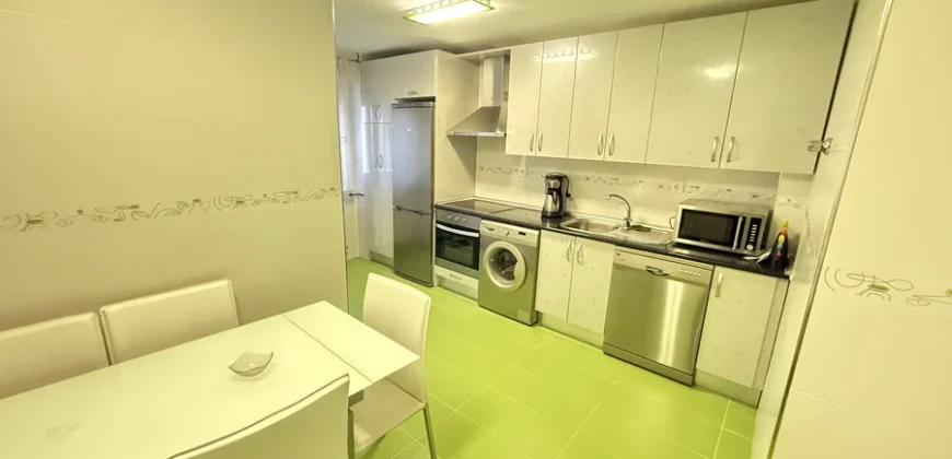 Piso reformado de tres habitaciones y dos baños con garaje