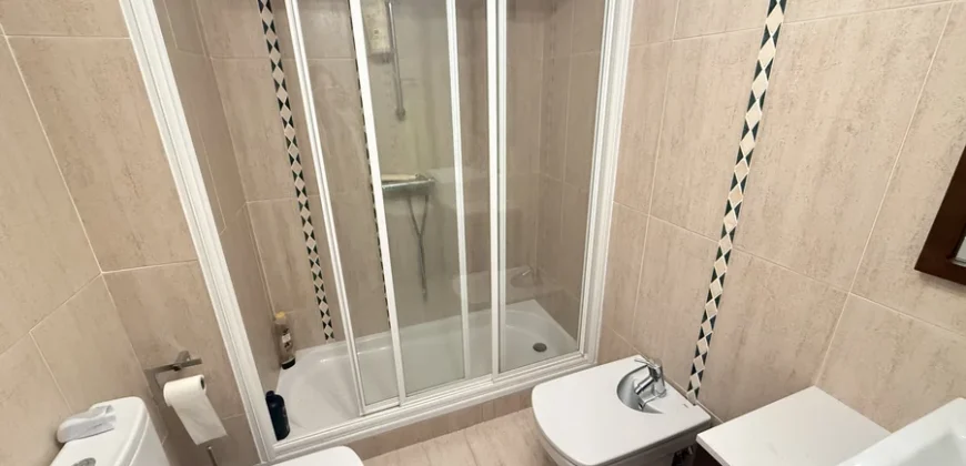 Piso reformado de tres habitaciones y dos baños con garaje