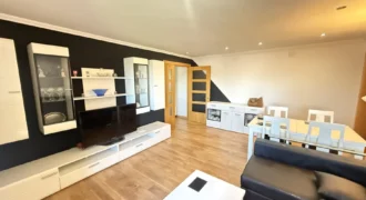 Piso reformado de tres habitaciones y dos baños con garaje