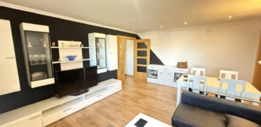 Piso reformado de tres habitaciones y dos baños con garaje