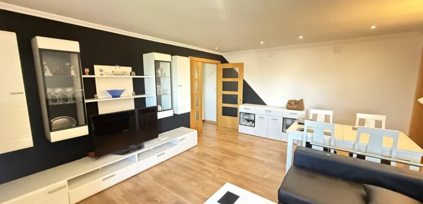 Piso reformado de tres habitaciones y dos baños con garaje