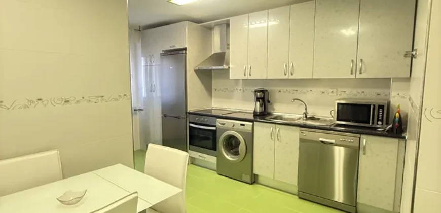 Piso reformado de tres habitaciones y dos baños con garaje