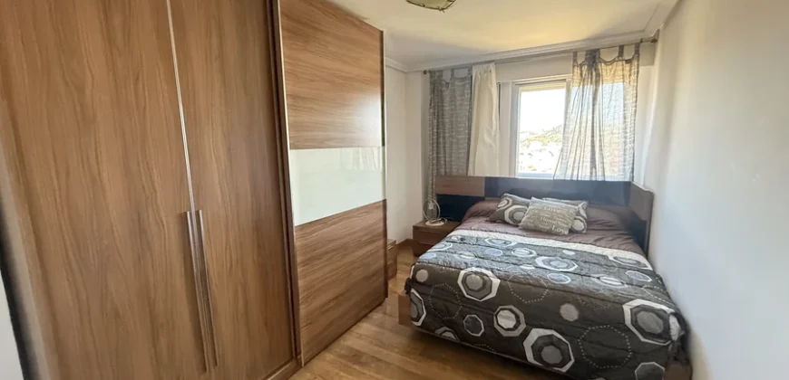 Piso reformado de tres habitaciones y dos baños con garaje