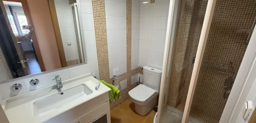 Piso reformado de tres habitaciones y dos baños con garaje