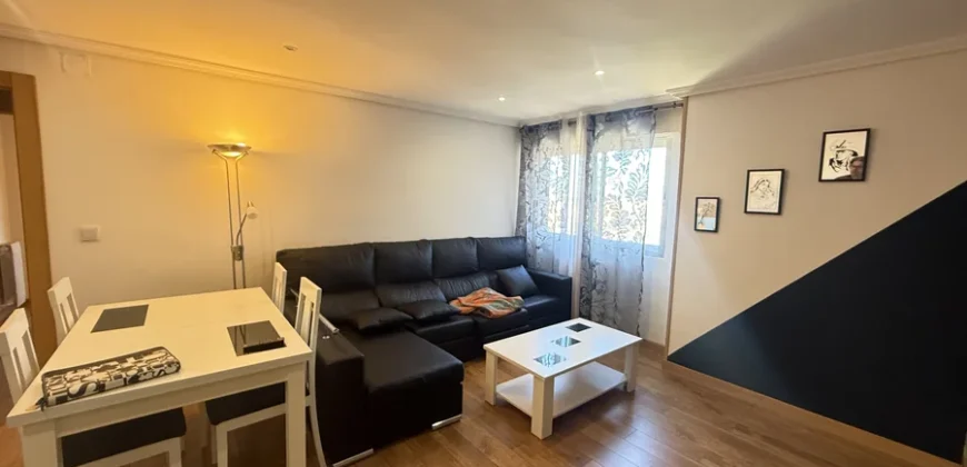 Piso reformado de tres habitaciones y dos baños con garaje