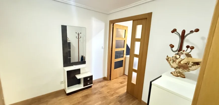 Piso reformado de tres habitaciones y dos baños con garaje