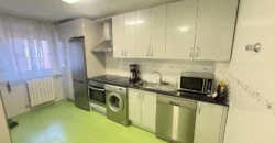 Piso reformado de tres habitaciones y dos baños con garaje