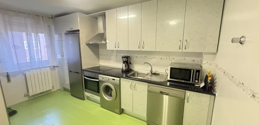 Piso reformado de tres habitaciones y dos baños con garaje