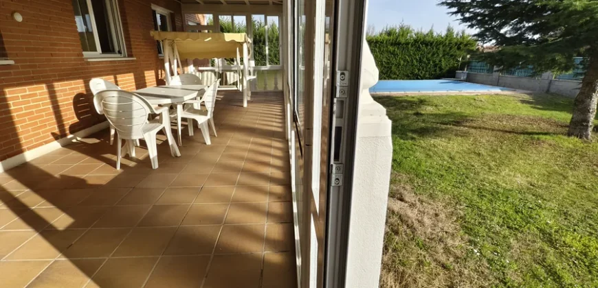 Casa independiente de 6 habitaciones con piscina.