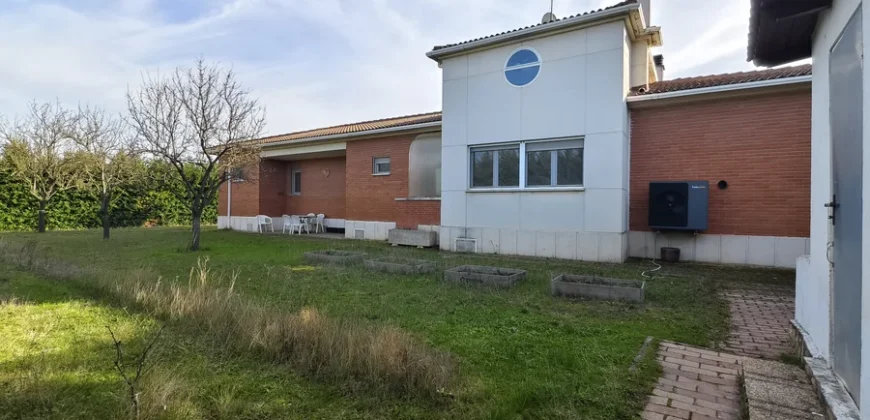 Casa independiente de 6 habitaciones con piscina.