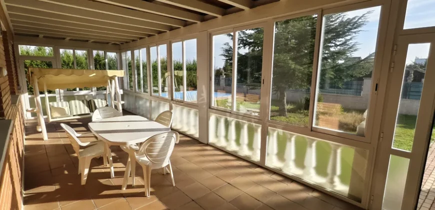 Casa independiente de 6 habitaciones con piscina.