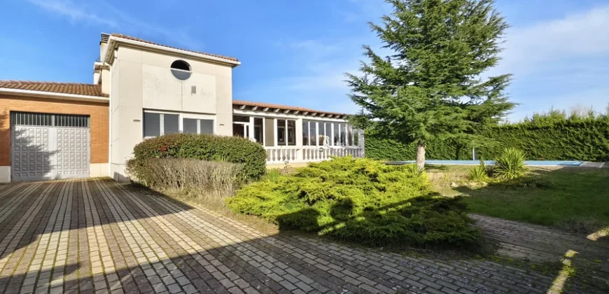 Casa independiente de 6 habitaciones con piscina.