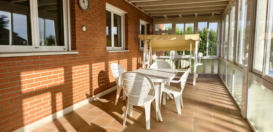 Casa independiente de 6 habitaciones con piscina.