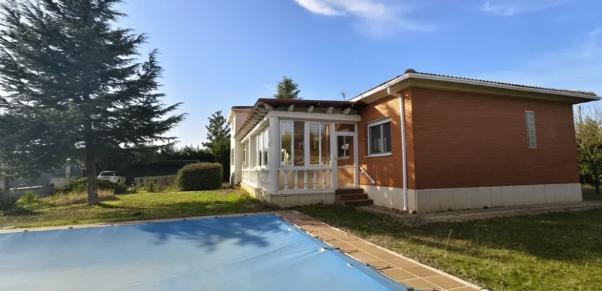 Casa independiente de 6 habitaciones con piscina.