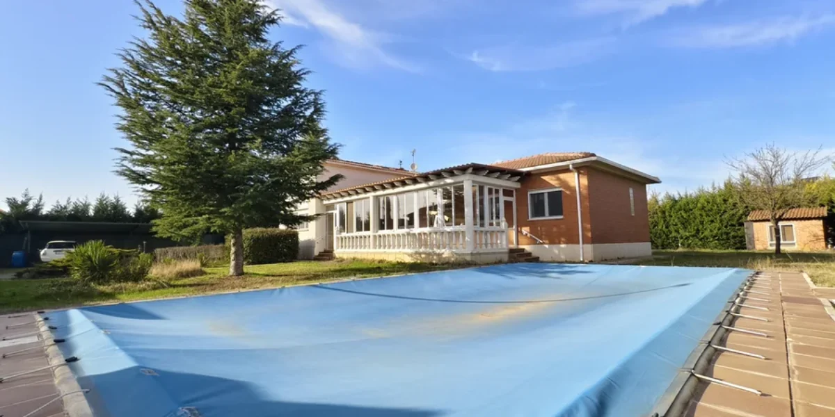 Chalet independiente en venta en Grijota con piscina y parcela de 1.321 m²