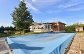 Chalet independiente en venta en Grijota con piscina y parcela de 1.321 m² Chalet independiente en venta en Grijota con piscina y parcela de 1.321 m²
