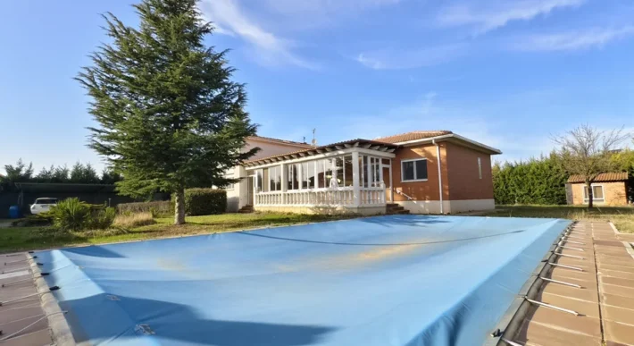 Chalet independiente en venta en Grijota con piscina y parcela de 1.321 m²