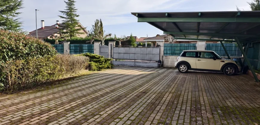 Casa independiente de 6 habitaciones con piscina.