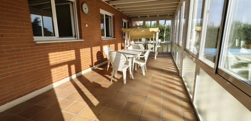 Casa independiente de 6 habitaciones con piscina.