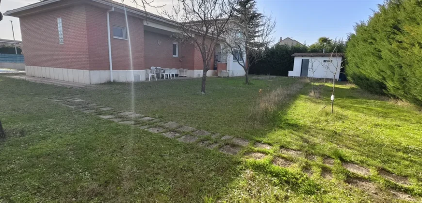 Casa independiente de 6 habitaciones con piscina.