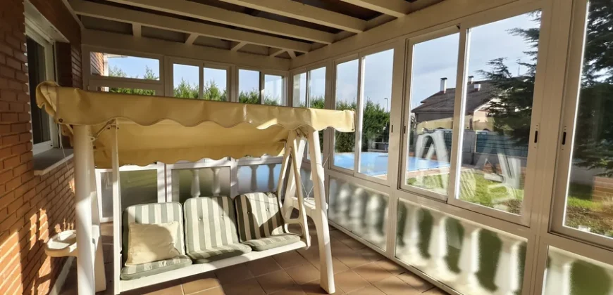 Casa independiente de 6 habitaciones con piscina.